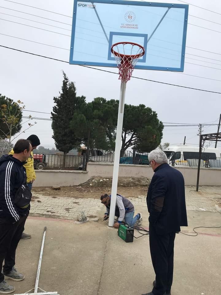 Sarıgöl’de okullara basketbol potaları yerleştirildi