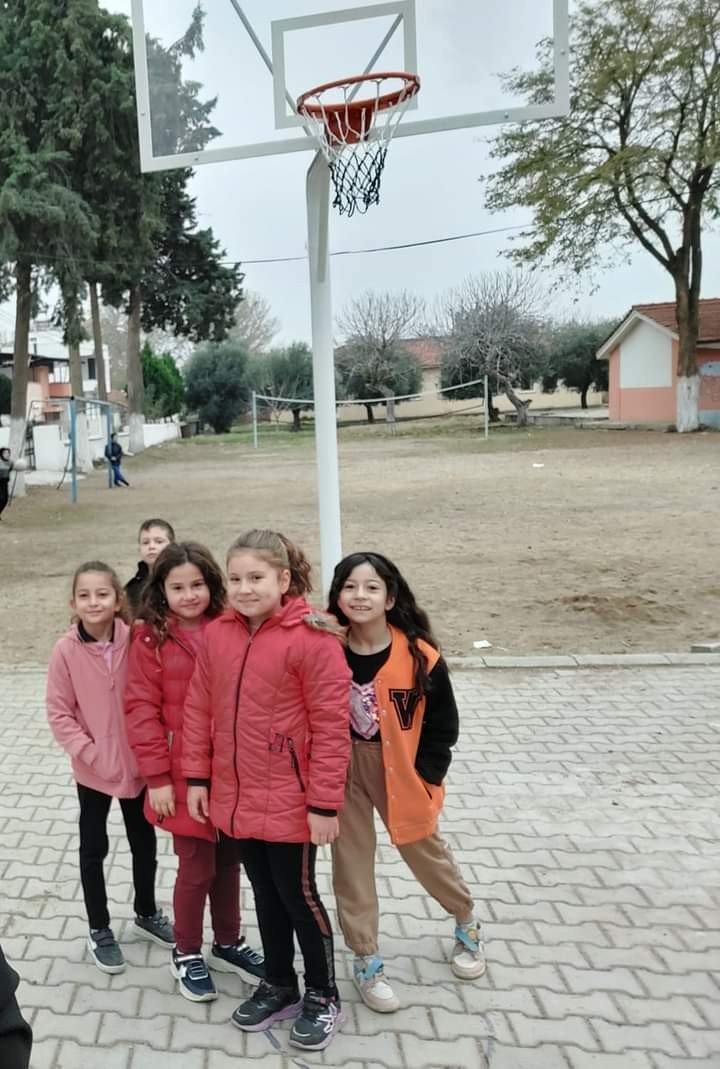 Sarıgöl’de okullara basketbol potaları yerleştirildi