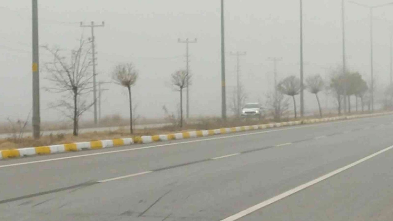 Gemerek’te ekili olan yoğun sis nedeniyle göz gözü görmedi