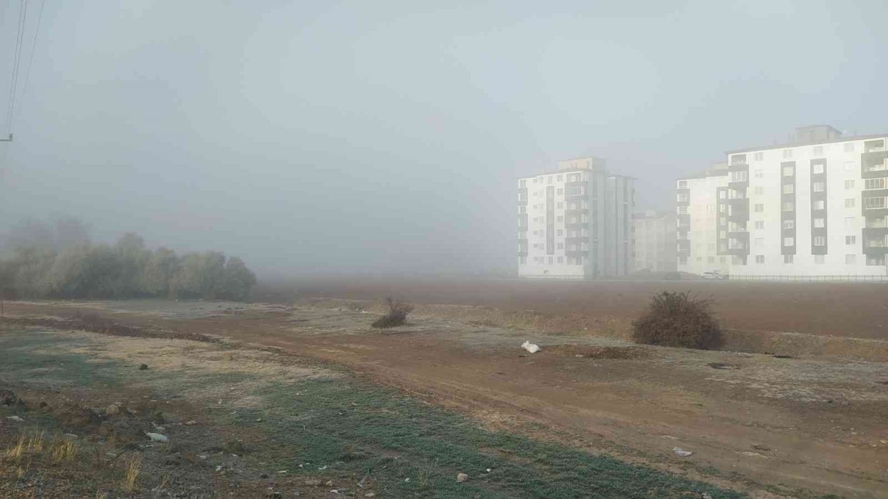Gemerek’te ekili olan yoğun sis nedeniyle göz gözü görmedi