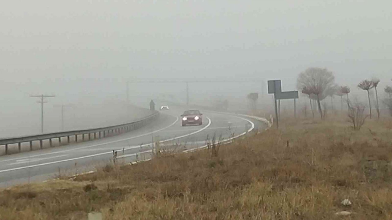 Gemerek’te ekili olan yoğun sis nedeniyle göz gözü görmedi