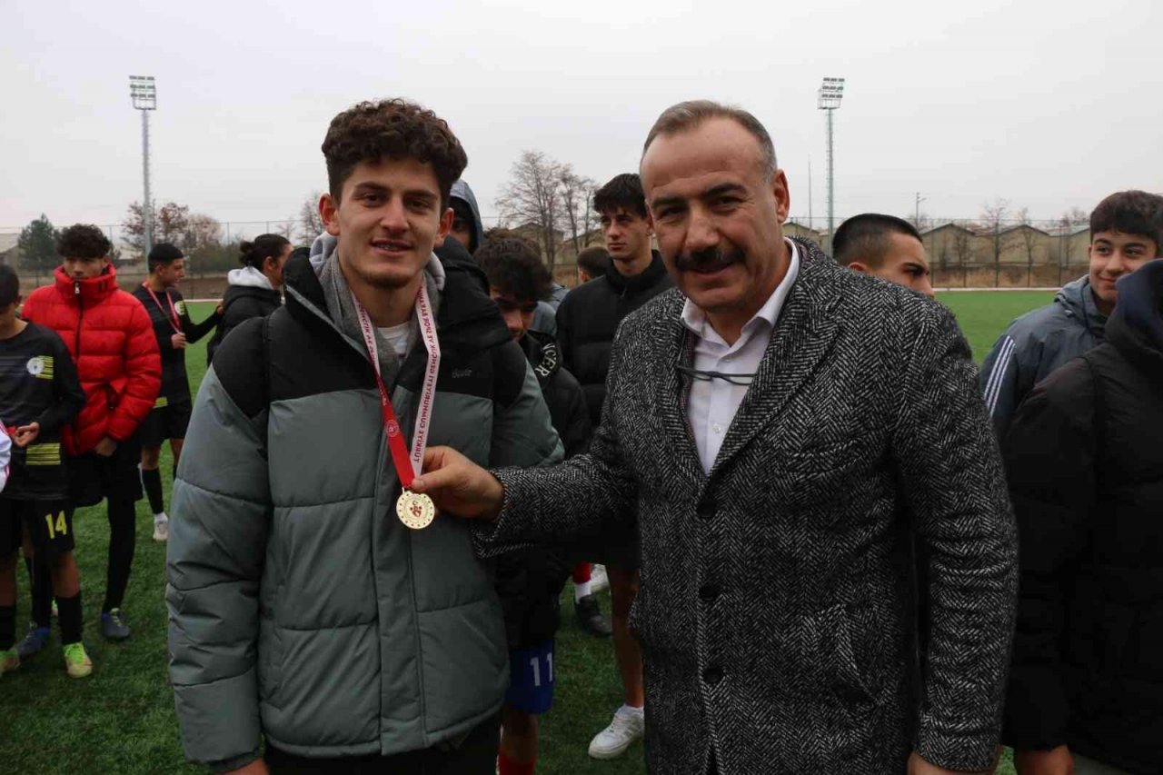 Ahmet Ayık Spor Lisesi şampiyon oldu