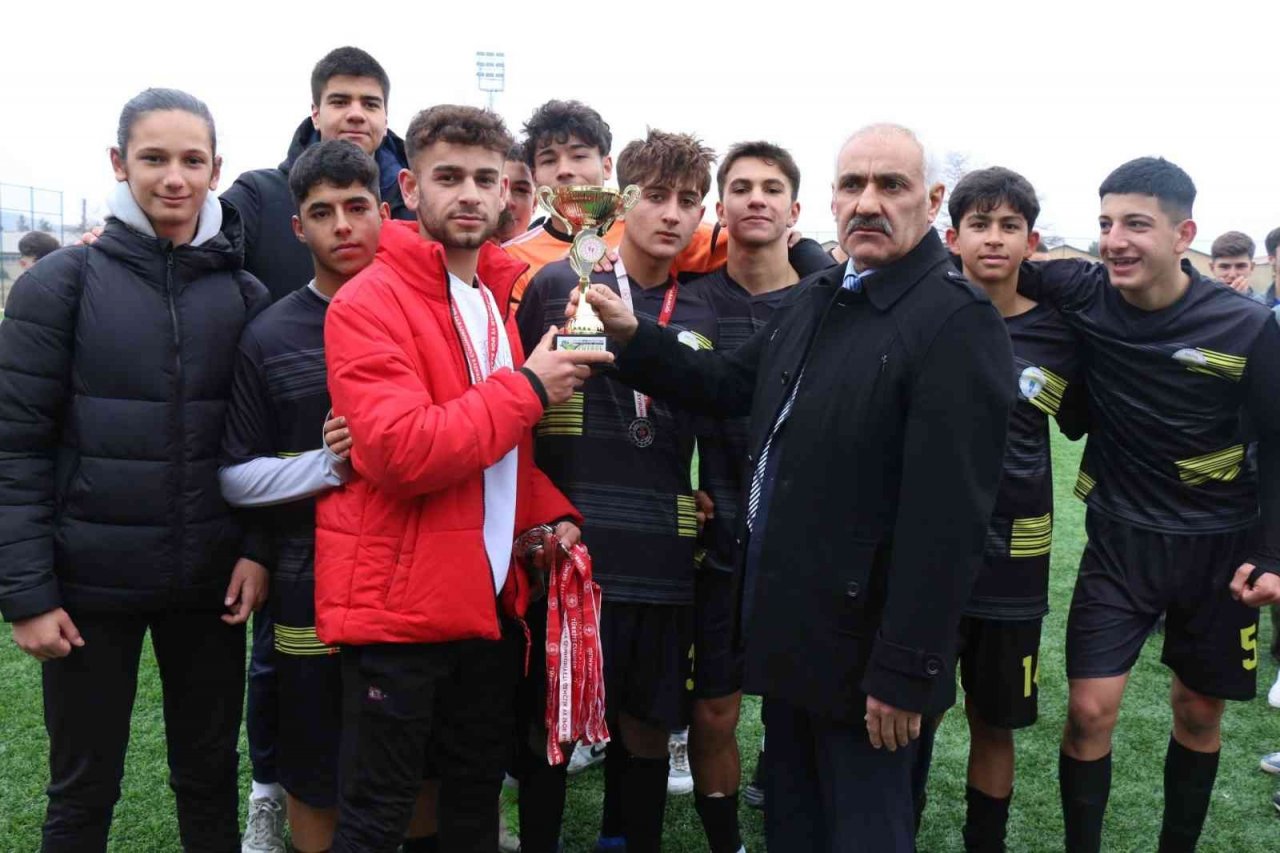 Ahmet Ayık Spor Lisesi şampiyon oldu