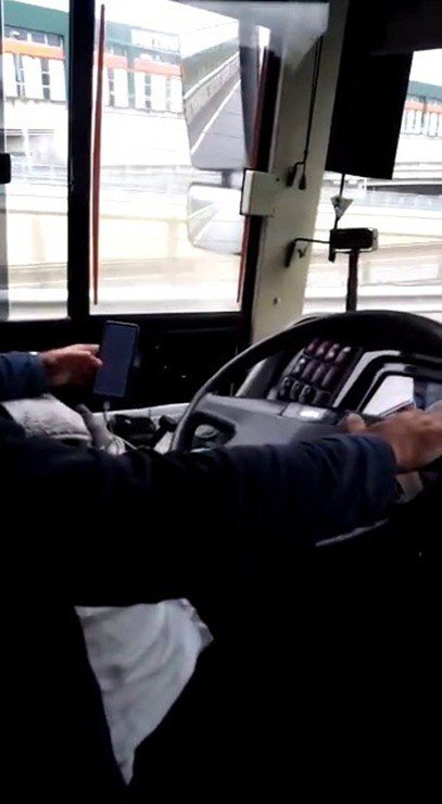 İETT şoförü seyir halindeyken telefonuyla oynadı