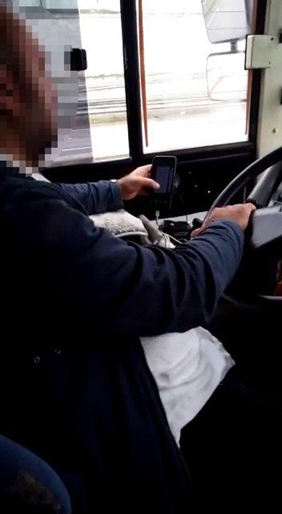 İETT şoförü seyir halindeyken telefonuyla oynadı