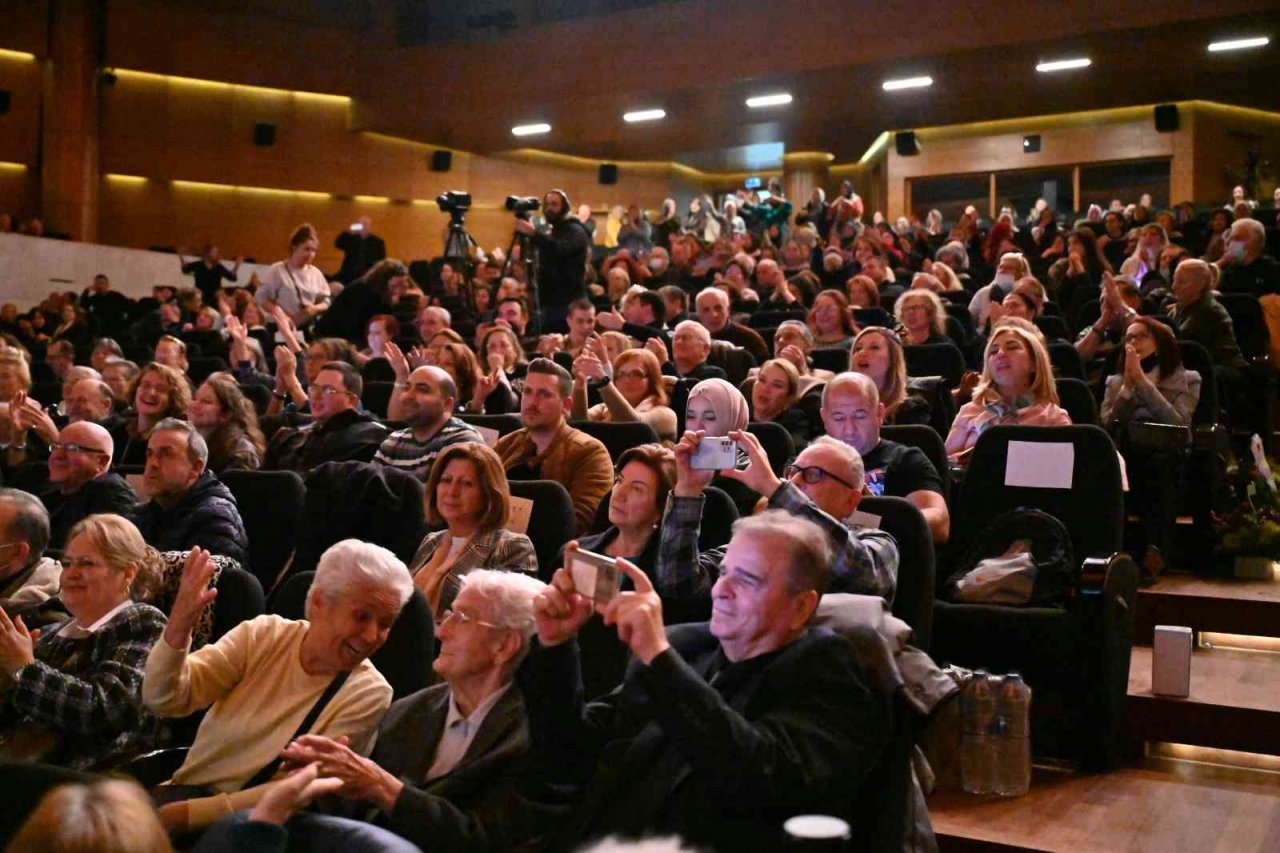 Zeki Müren Bursa’da şarkılarla anıldı