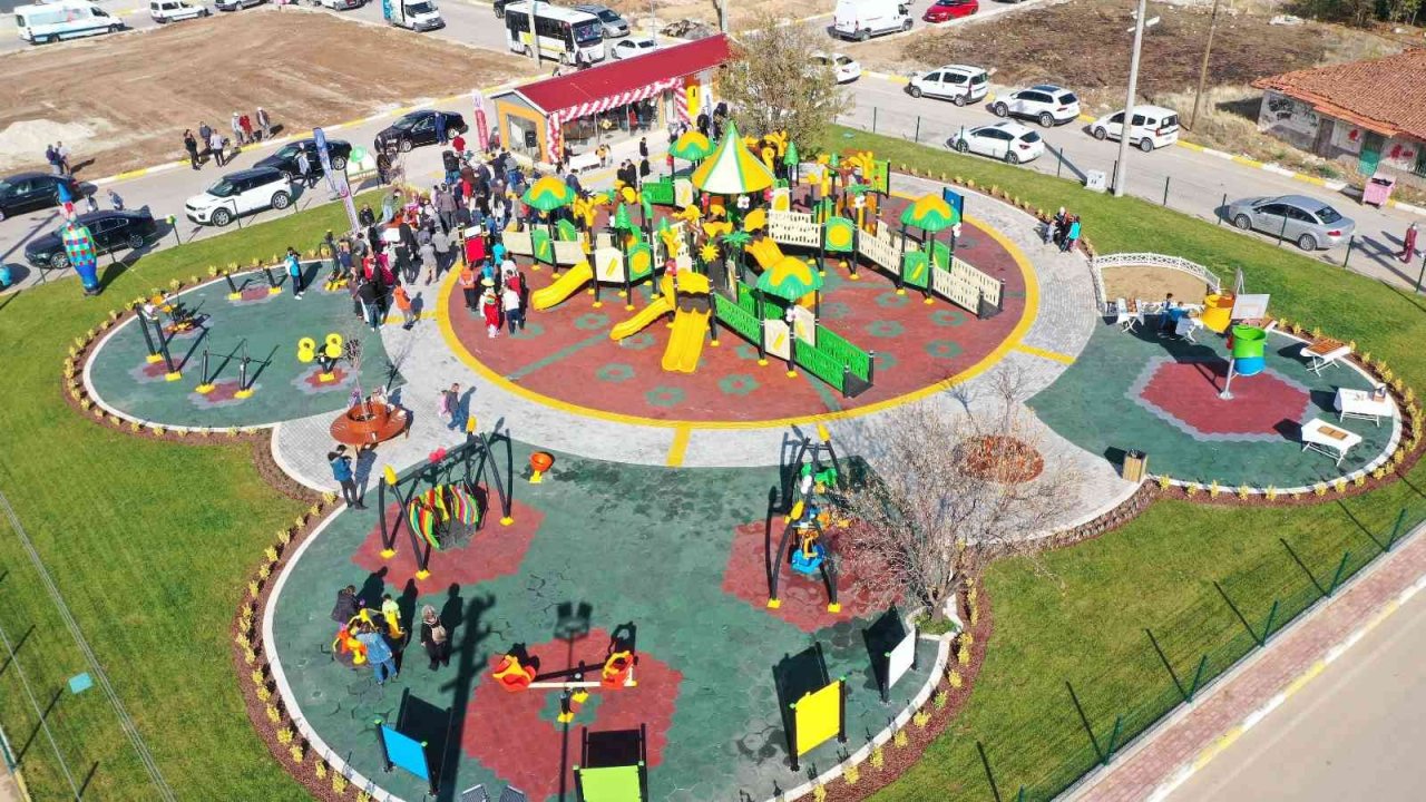 Uşak Belediyesi kenti yeşile bürüdü