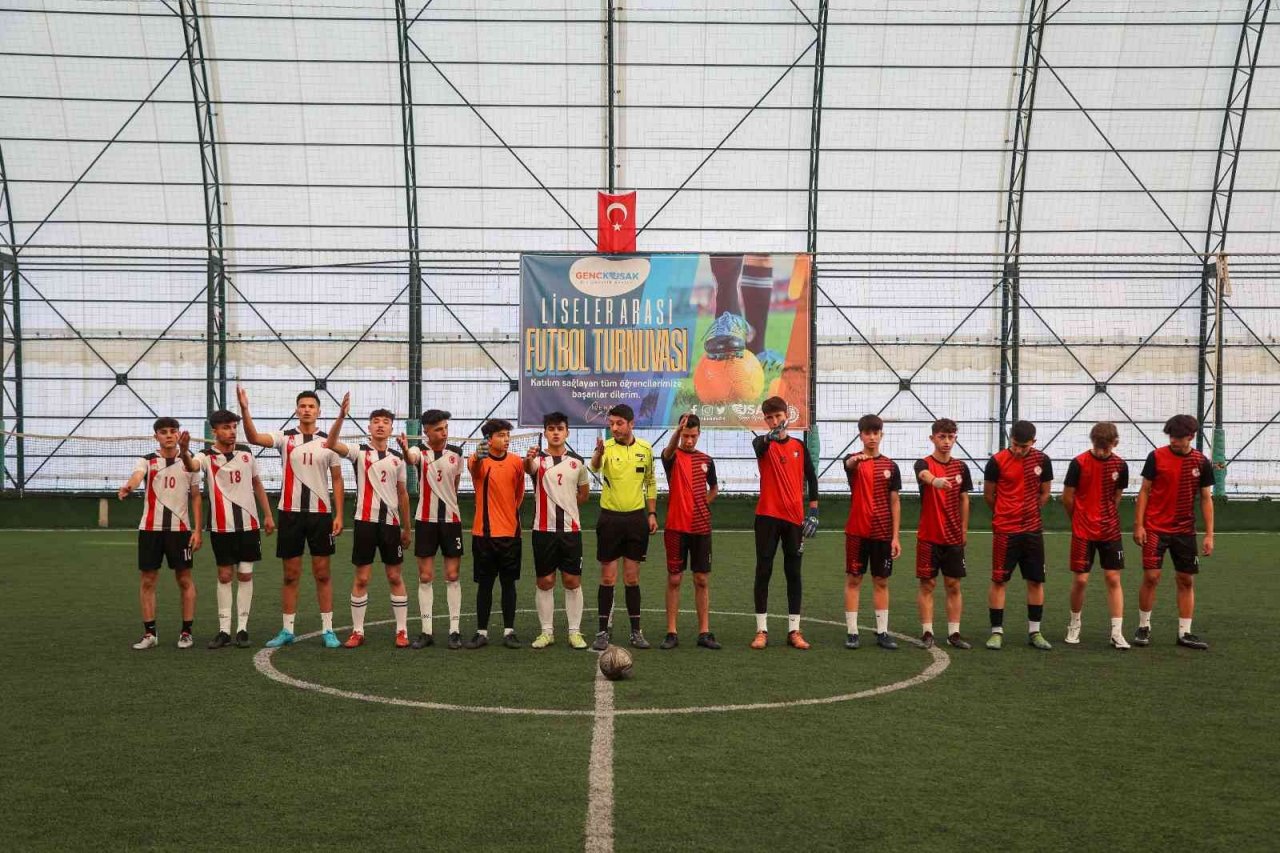 Liseler Arası Futbol Turnuvası ödüllerini Başkan Çakın verdi