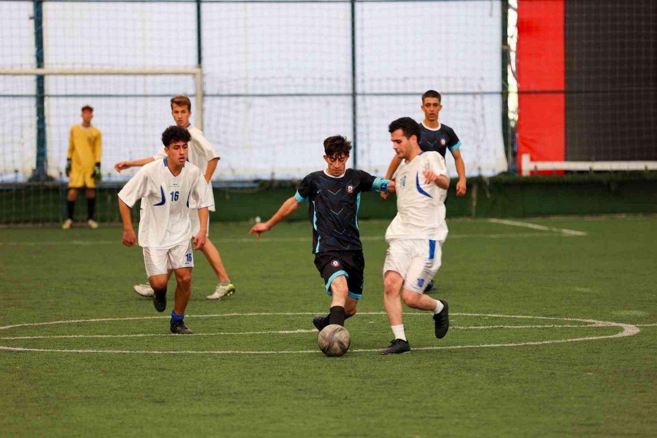 Liseler Arası Futbol Turnuvası ödüllerini Başkan Çakın verdi