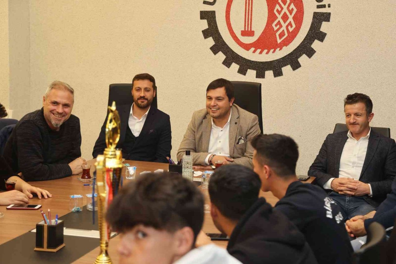 Liseler Arası Futbol Turnuvası ödüllerini Başkan Çakın verdi