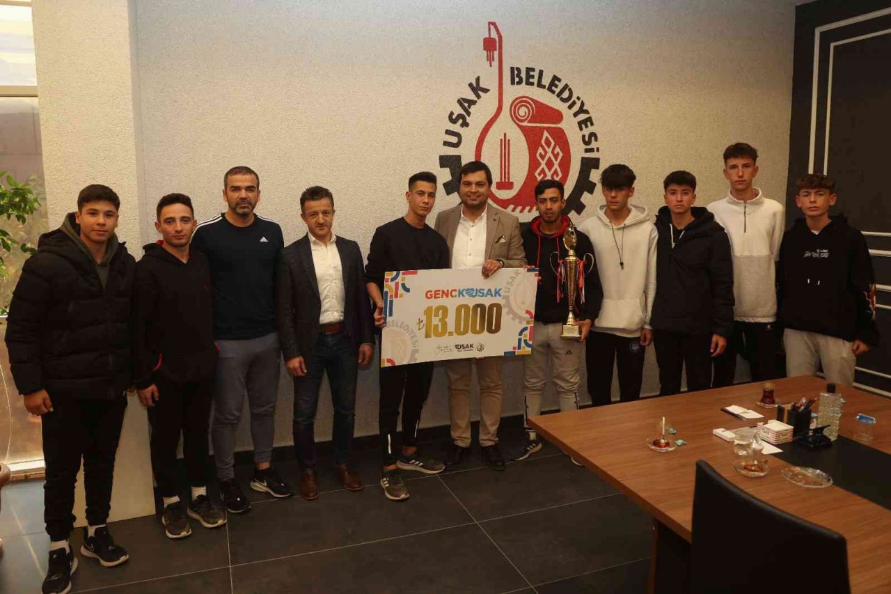 Liseler Arası Futbol Turnuvası ödüllerini Başkan Çakın verdi