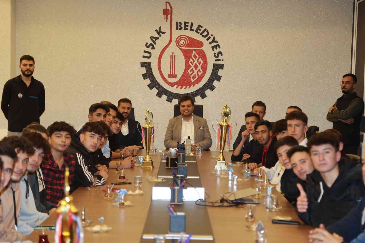 Liseler Arası Futbol Turnuvası ödüllerini Başkan Çakın verdi