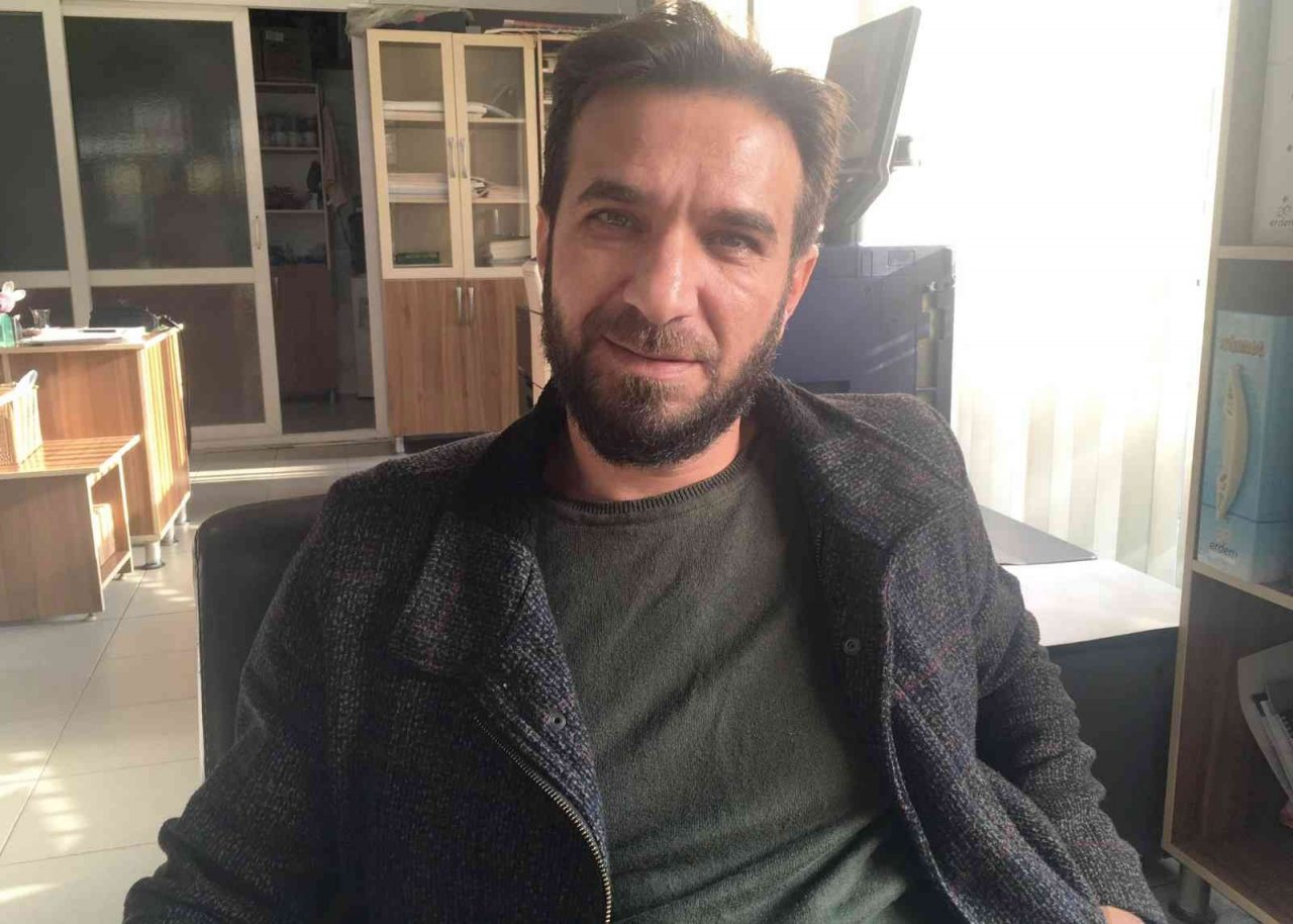 Alev alan otomobili esnaf söndürdü