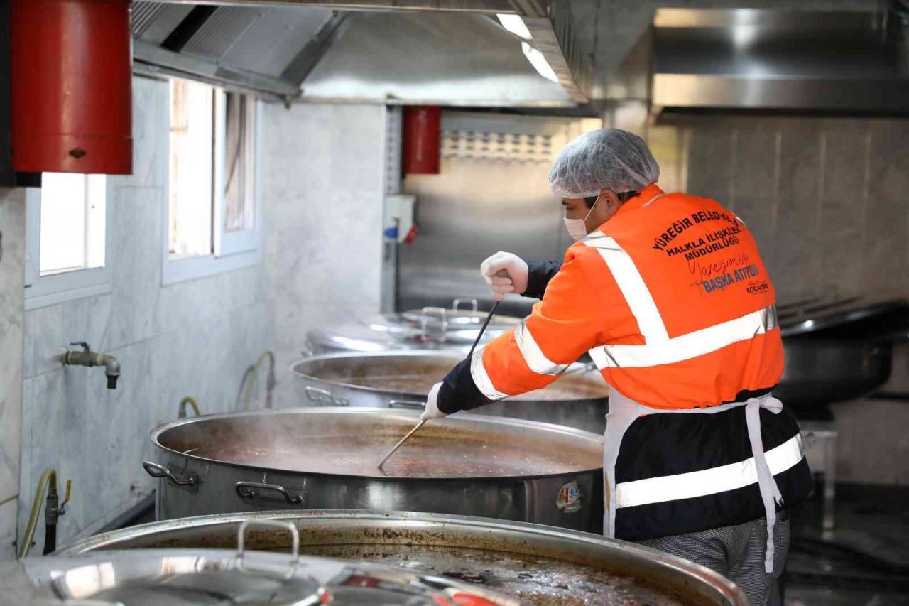 Yüreğir’de her gün 4 bin 200 kişiye sıcak yemek