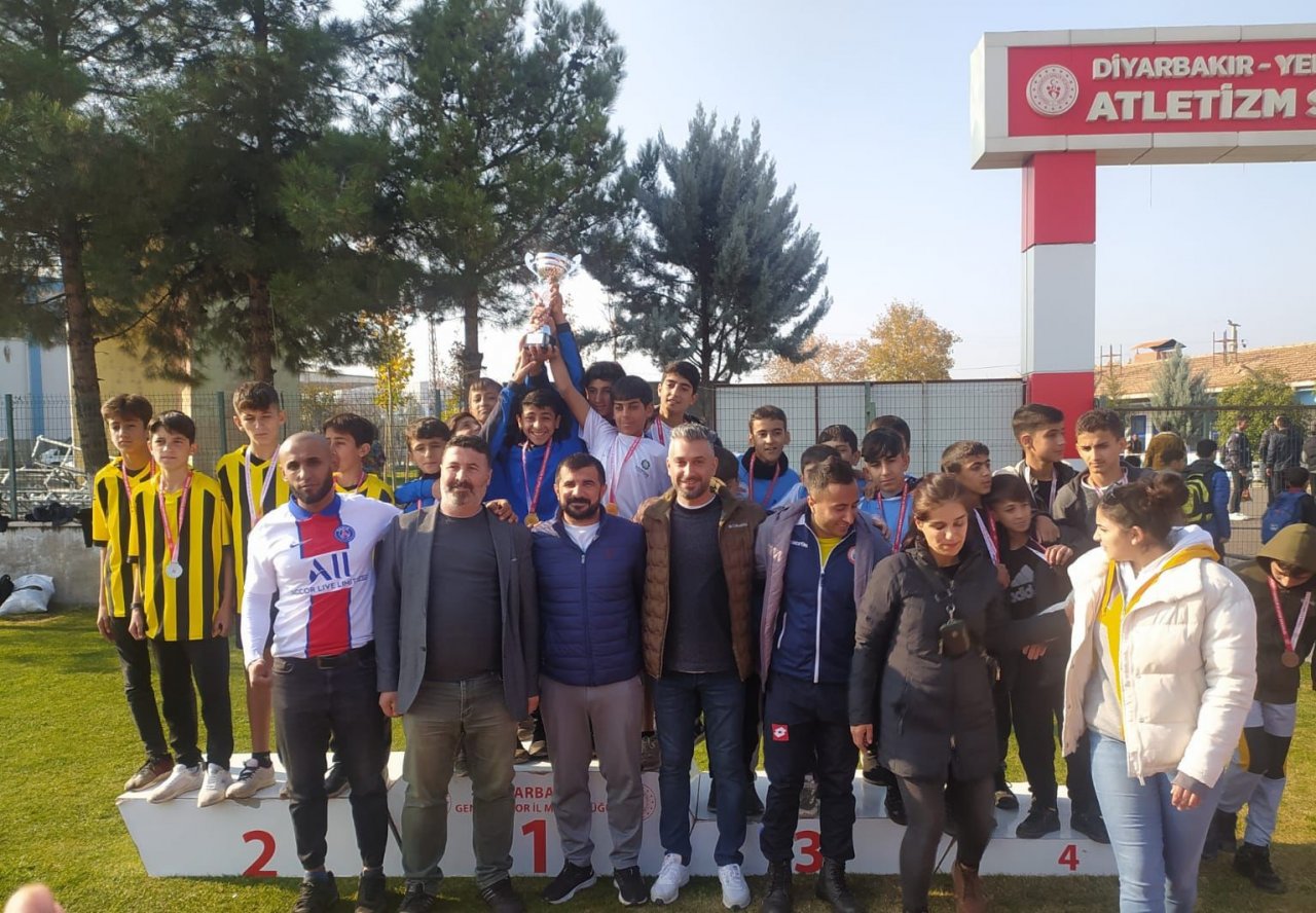 Dicle ilçesi Bozoba Ortaokulu kros yarışmasında Diyarbakır 2’ncisi oldu