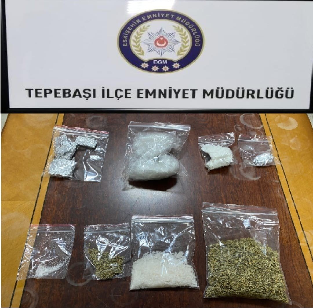 29 aranan şüphelinin yakalandığı denetimlerde çok miktarda uyuşturucu madde ele geçirildi