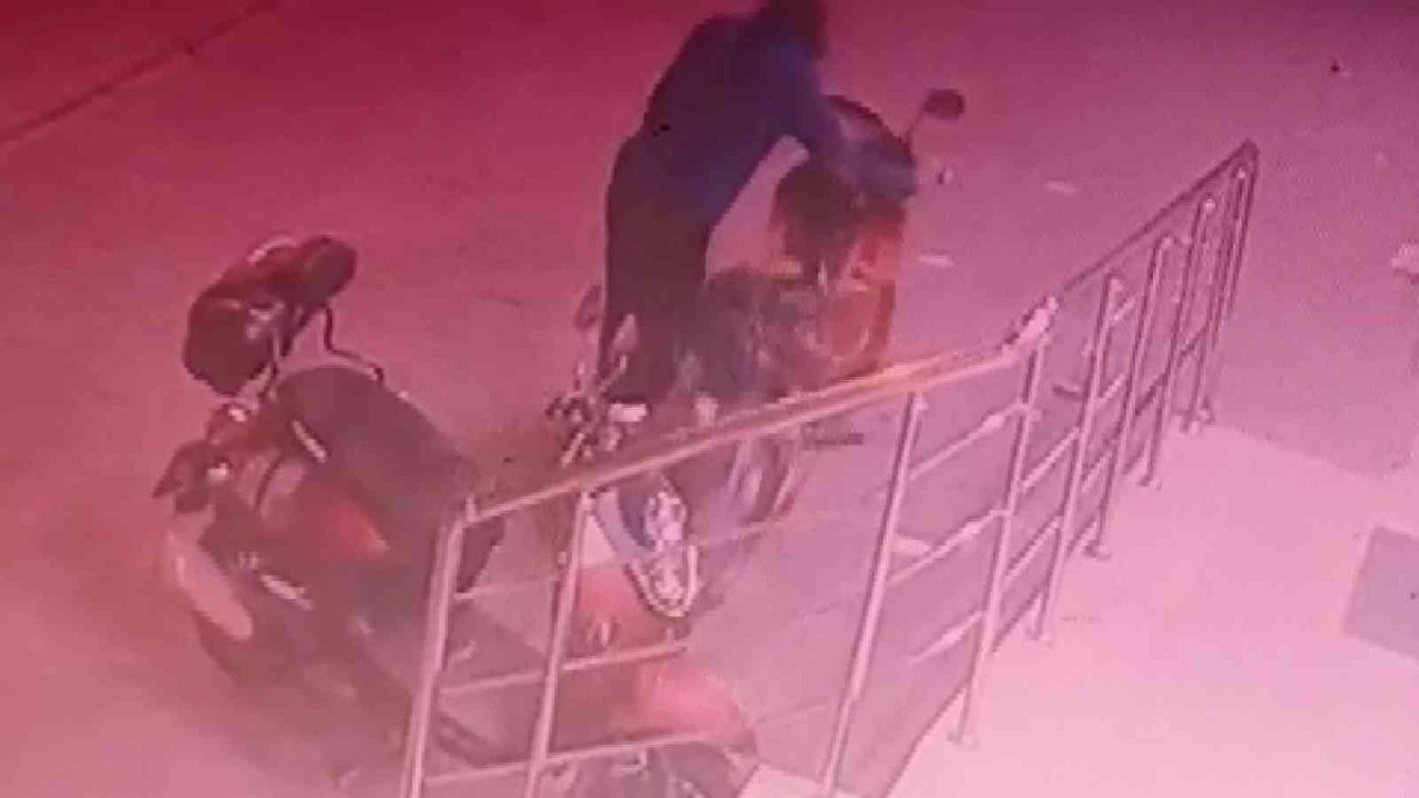 Kalabalığı umursamadı, park halindeki motosikleti çaldı: O anlar kamerada