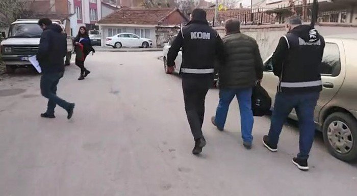Bursa’da gaygubet evlerine baskın 9 gözaltı