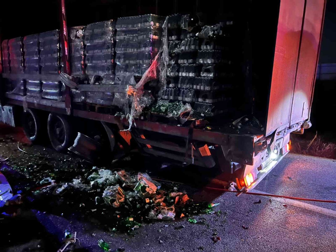 Afyonkarahisar’da gece yarısı feci kaza: Lastik tamiri sırasında 2 kişi hayatını kaybetti