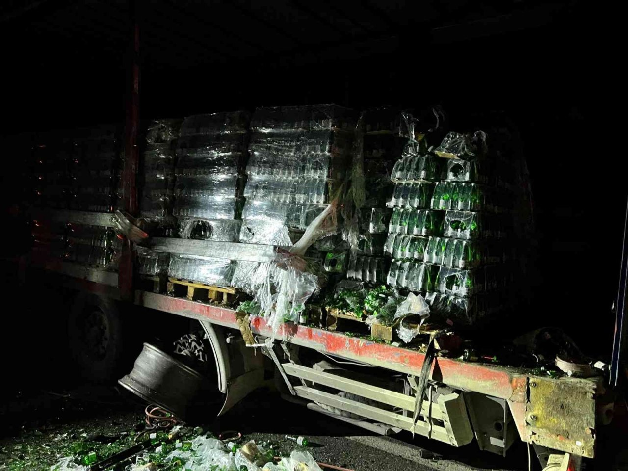 Afyonkarahisar’da gece yarısı feci kaza: Lastik tamiri sırasında 2 kişi hayatını kaybetti