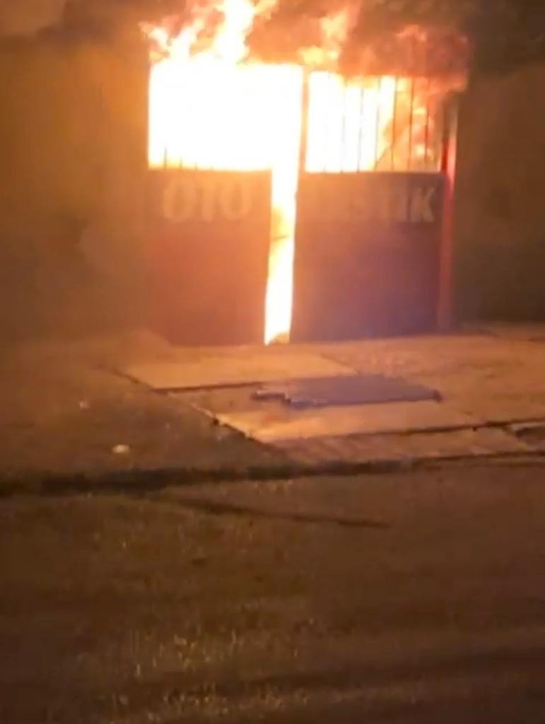 Ankara’da yan yana bulunan 3 dükkan yandı