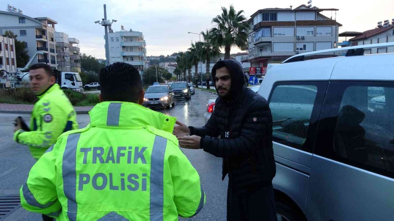 Rampadan inen bisikletli genç hafif ticari araca çarptı: 1 yaralı