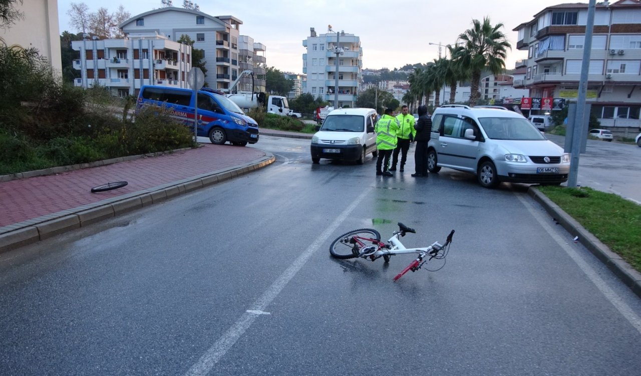 Rampadan inen bisikletli genç hafif ticari araca çarptı: 1 yaralı