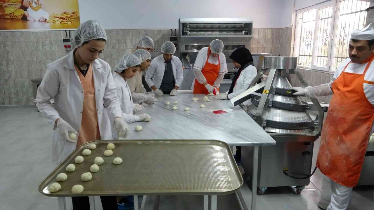 Öğrenciler fırının başına geçti günlük 15 bin ekmek üretilecek