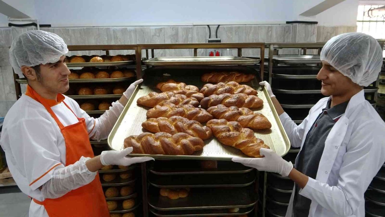 Öğrenciler fırının başına geçti günlük 15 bin ekmek üretilecek