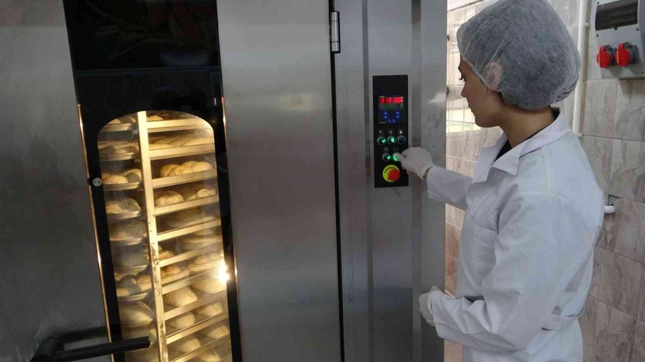 Öğrenciler fırının başına geçti günlük 15 bin ekmek üretilecek