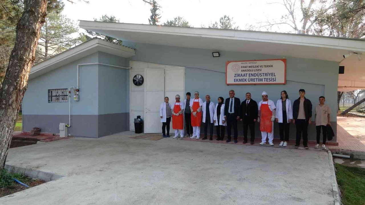 Öğrenciler fırının başına geçti günlük 15 bin ekmek üretilecek