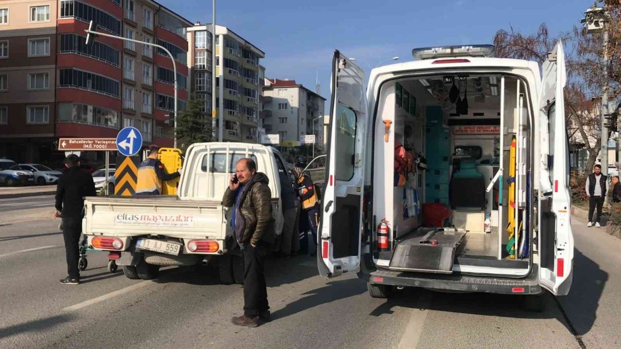 Kırmızı ışıkta bekleyen kamyonete arkadan çarptı