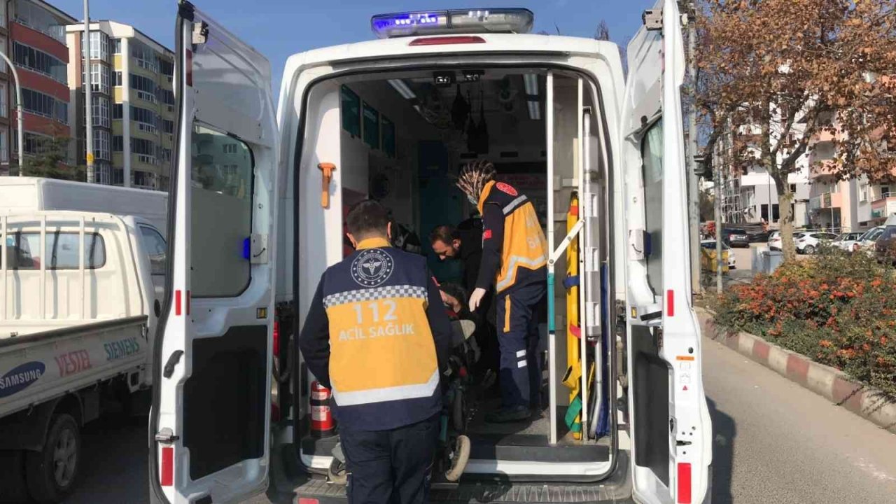 Kırmızı ışıkta bekleyen kamyonete arkadan çarptı