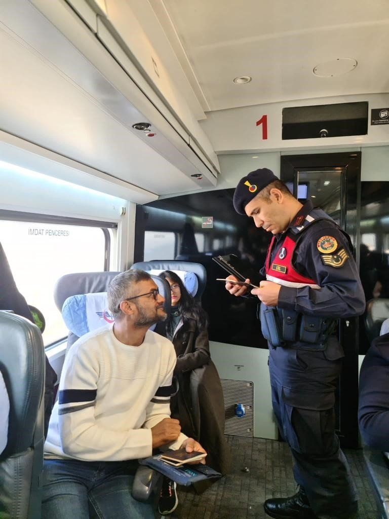 Bilecik’te YHT’de seyahat eden yoklama kaçağı 1 kişi tespit edildi