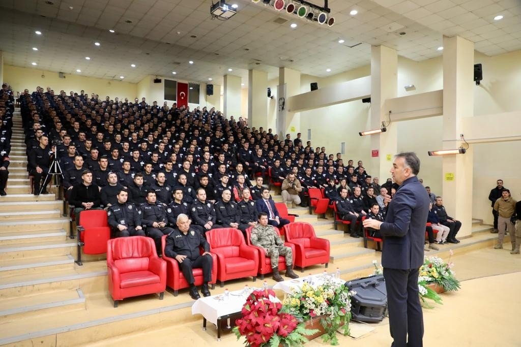 Vali Çağatay, tecrübelerini polis adaylarıyla paylaştı