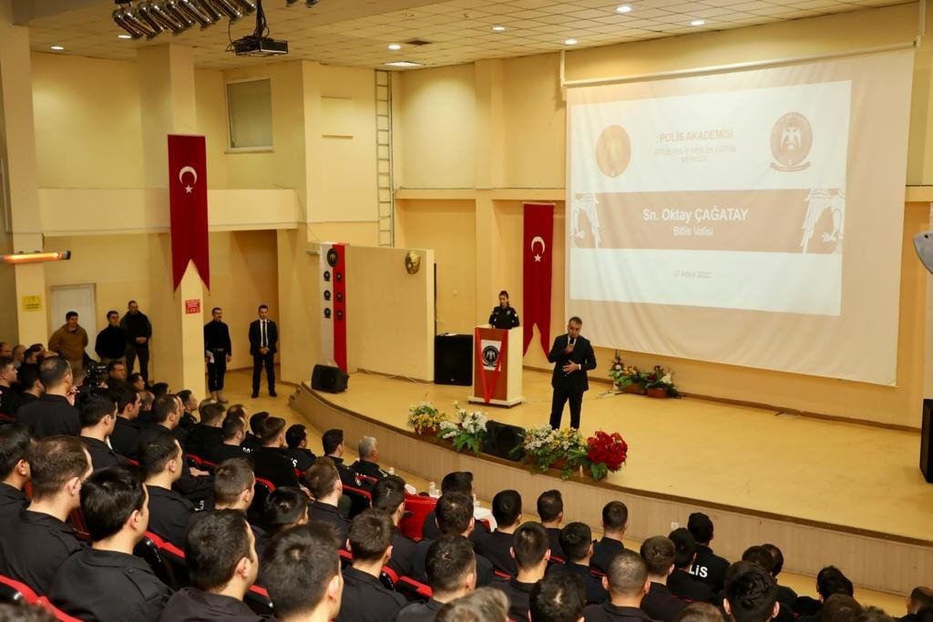 Vali Çağatay, tecrübelerini polis adaylarıyla paylaştı