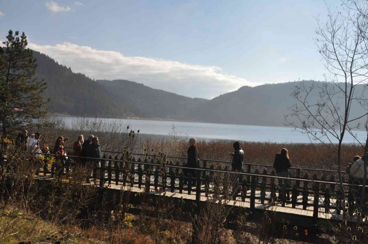 Kar yağmadan önce Abant’ta güneşin tadını çıkardılar