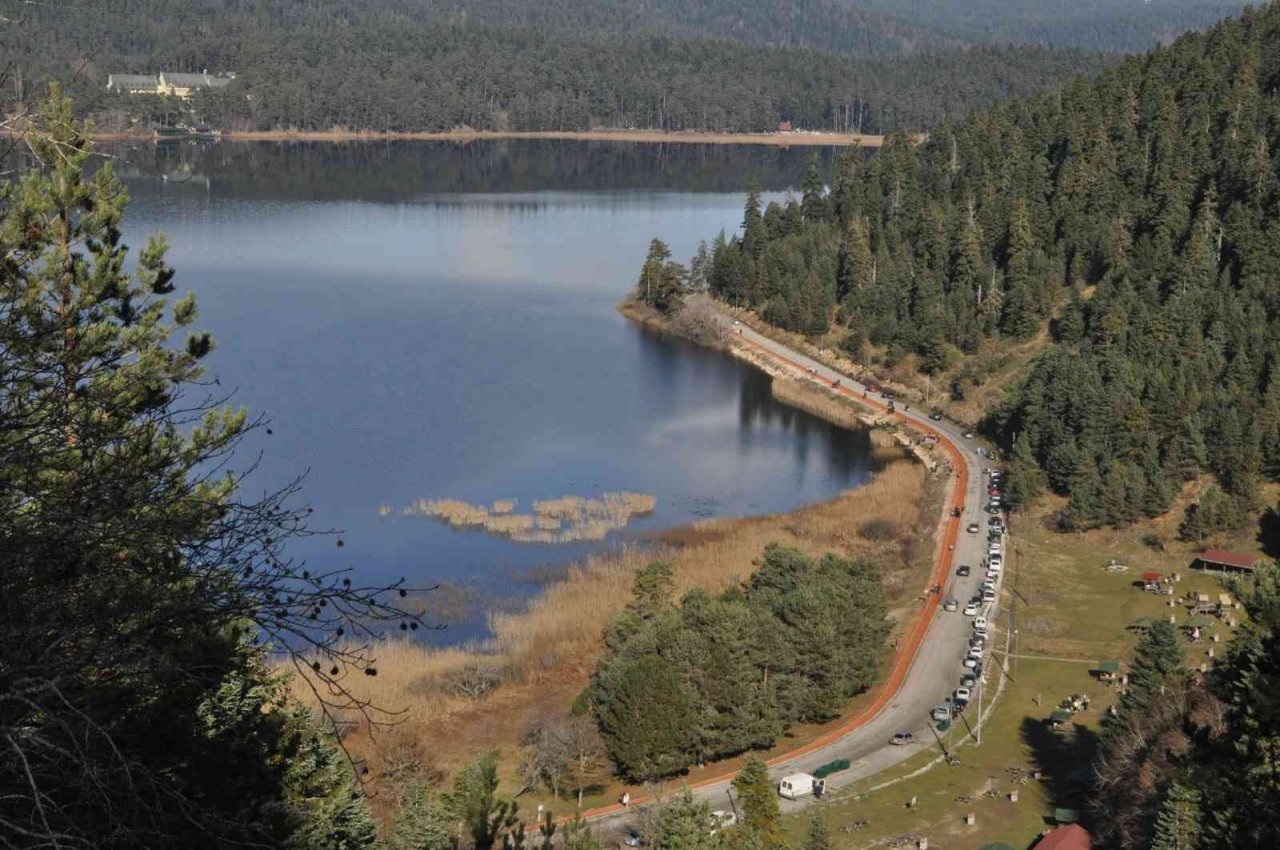 Kar yağmadan önce Abant’ta güneşin tadını çıkardılar