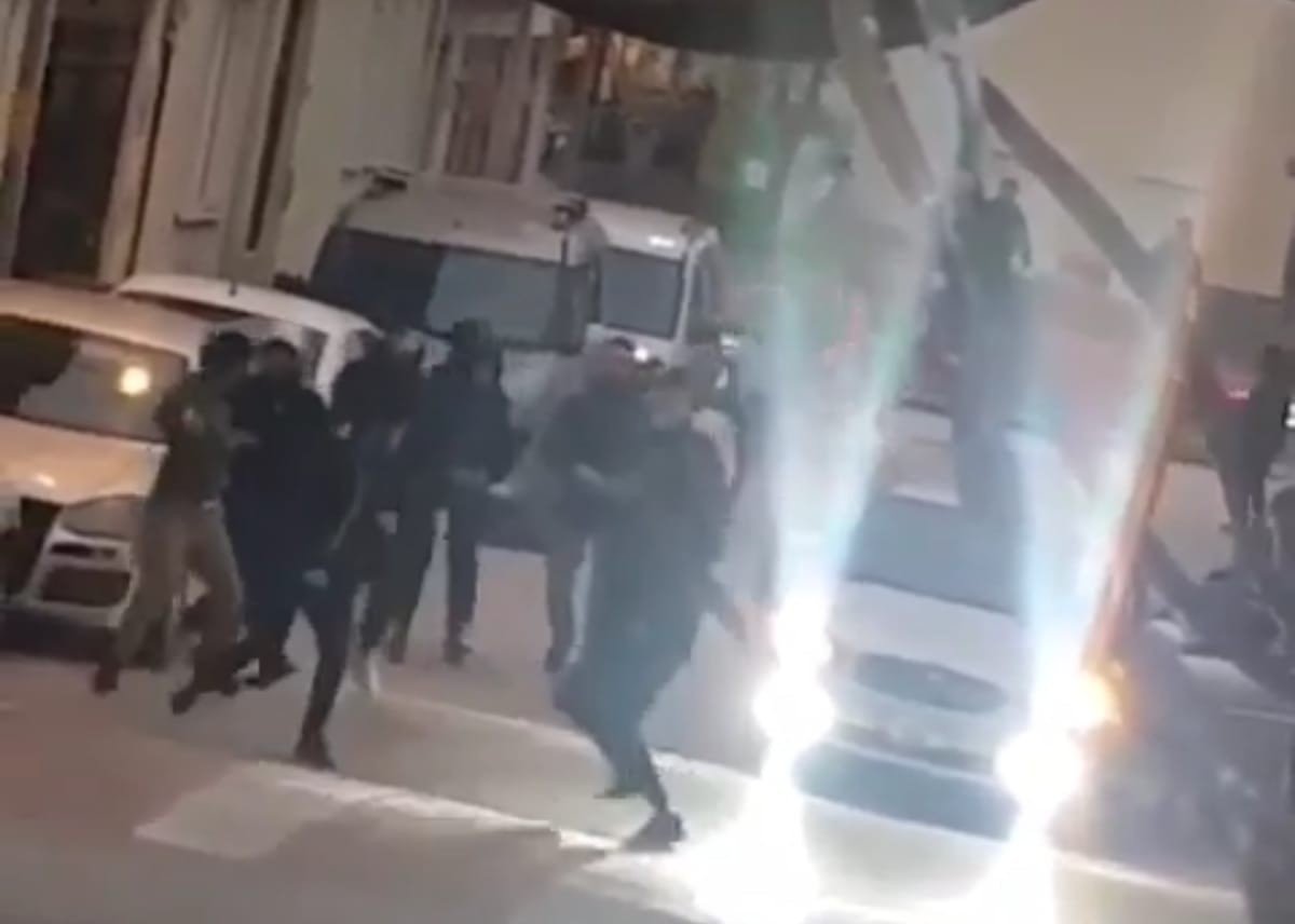 Bursa’da liseli gençlerin kavgası kamerada