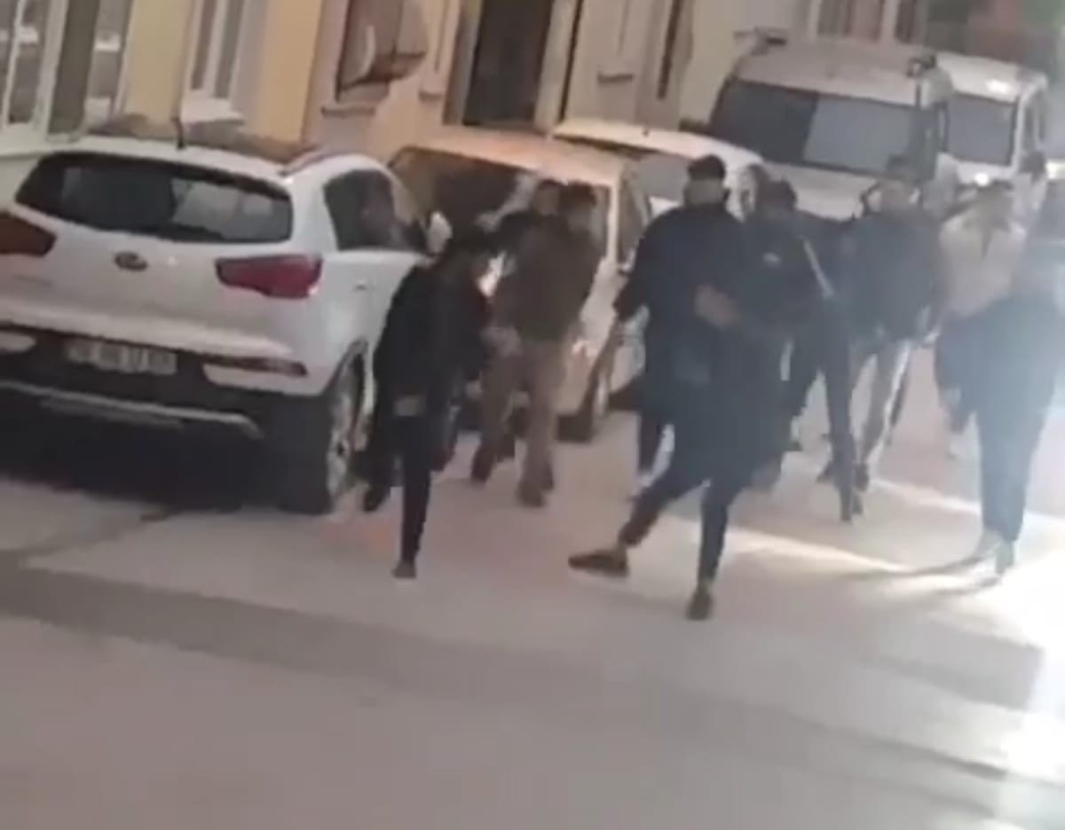 Bursa’da liseli gençlerin kavgası kamerada