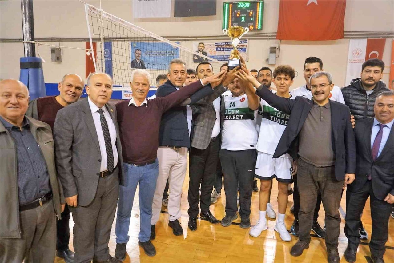 Çivril’de kenardan yapılan müdahale final maçını 2 saat uzattı