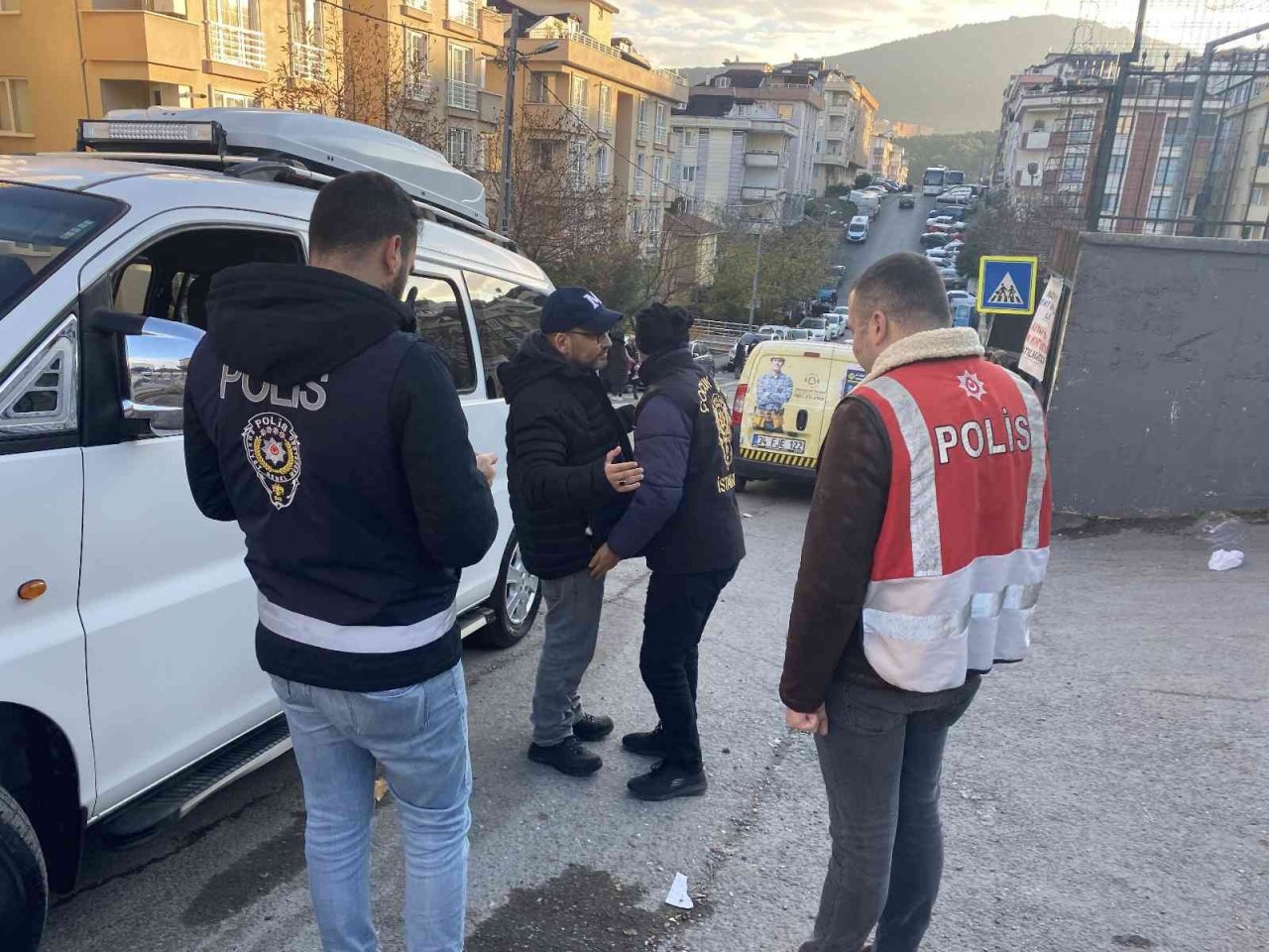 Maltepe’de okul önlerinde sıkı denetim