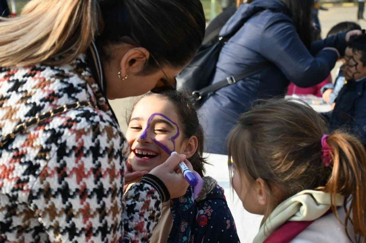 Düzce Belediyesi depremin izlerini silmek için sahada