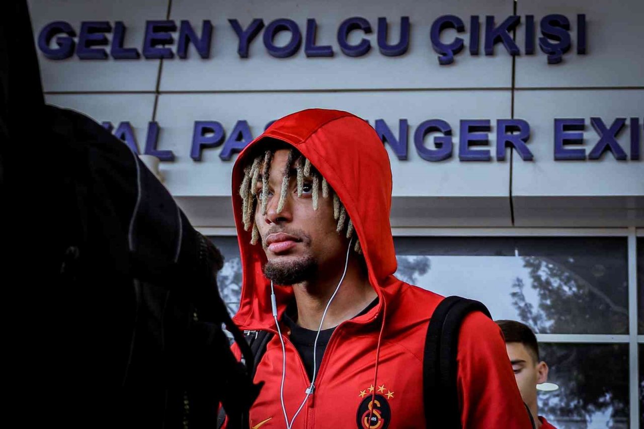 Antalya’ya gelen Galatasaray’a havalimanında coşkulu karşılama