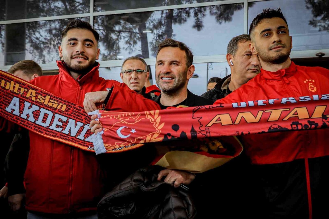 Antalya’ya gelen Galatasaray’a havalimanında coşkulu karşılama