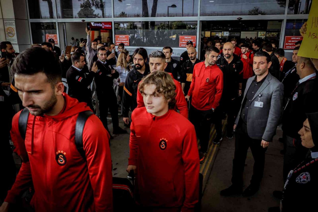 Antalya’ya gelen Galatasaray’a havalimanında coşkulu karşılama