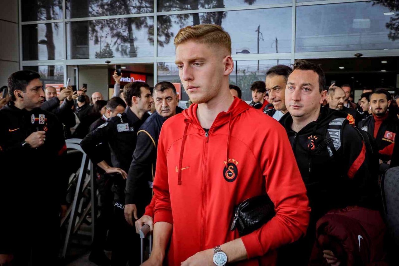 Antalya’ya gelen Galatasaray’a havalimanında coşkulu karşılama