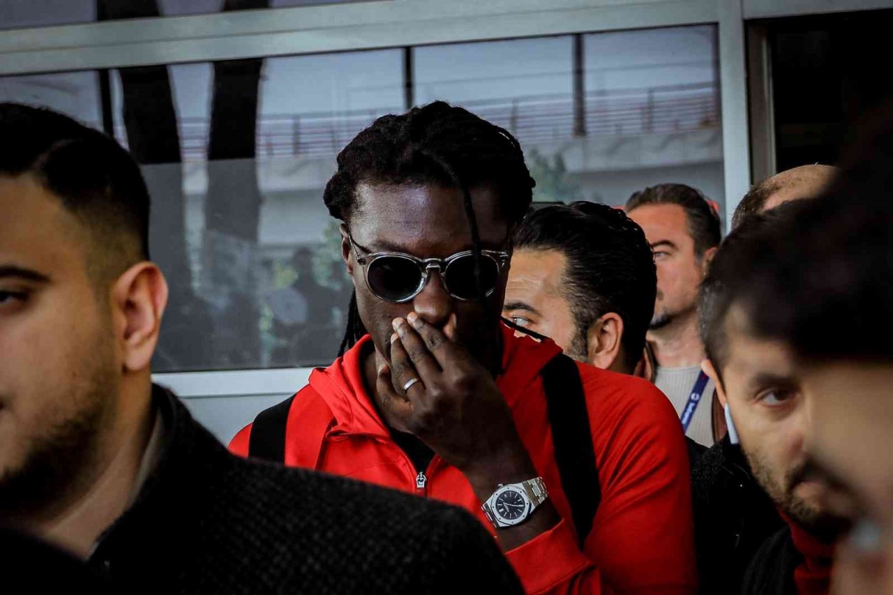 Antalya’ya gelen Galatasaray’a havalimanında coşkulu karşılama