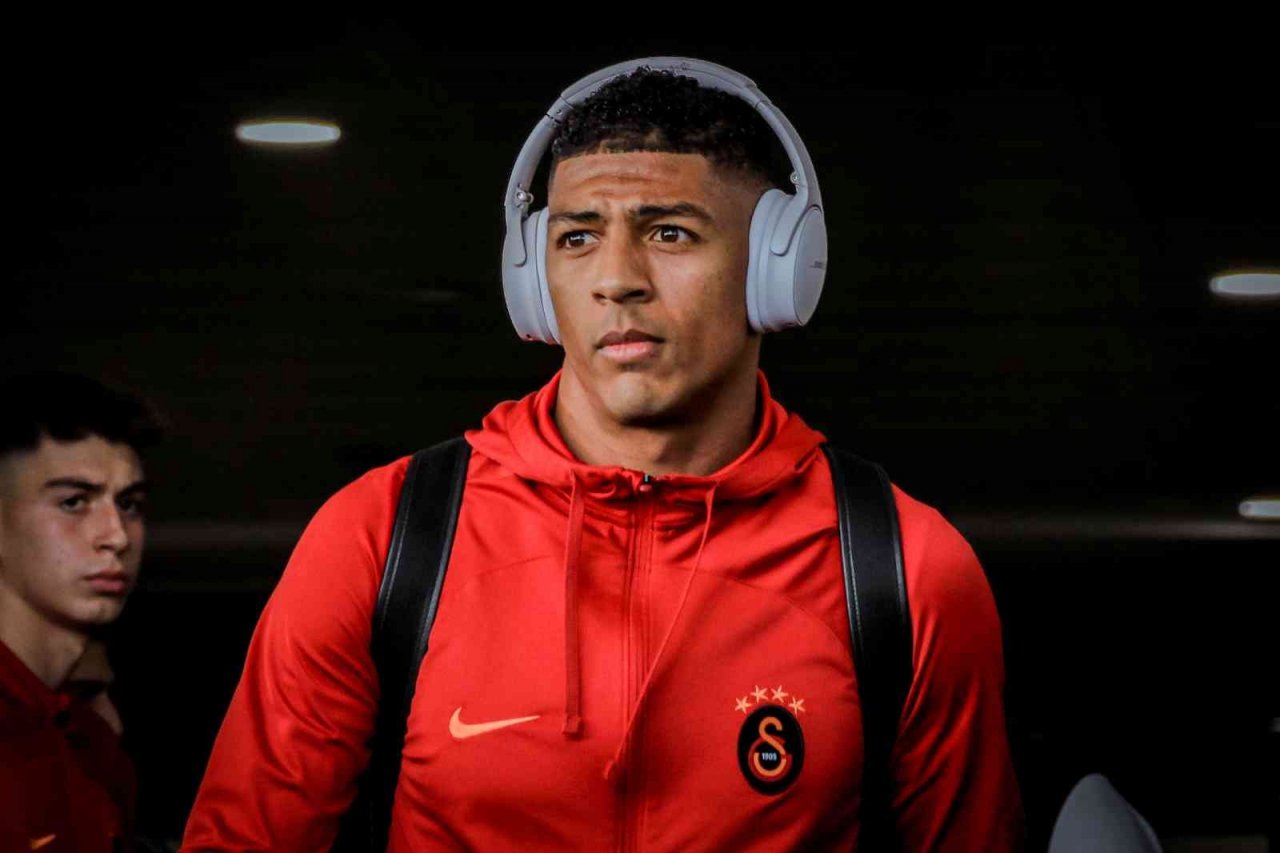 Antalya’ya gelen Galatasaray’a havalimanında coşkulu karşılama