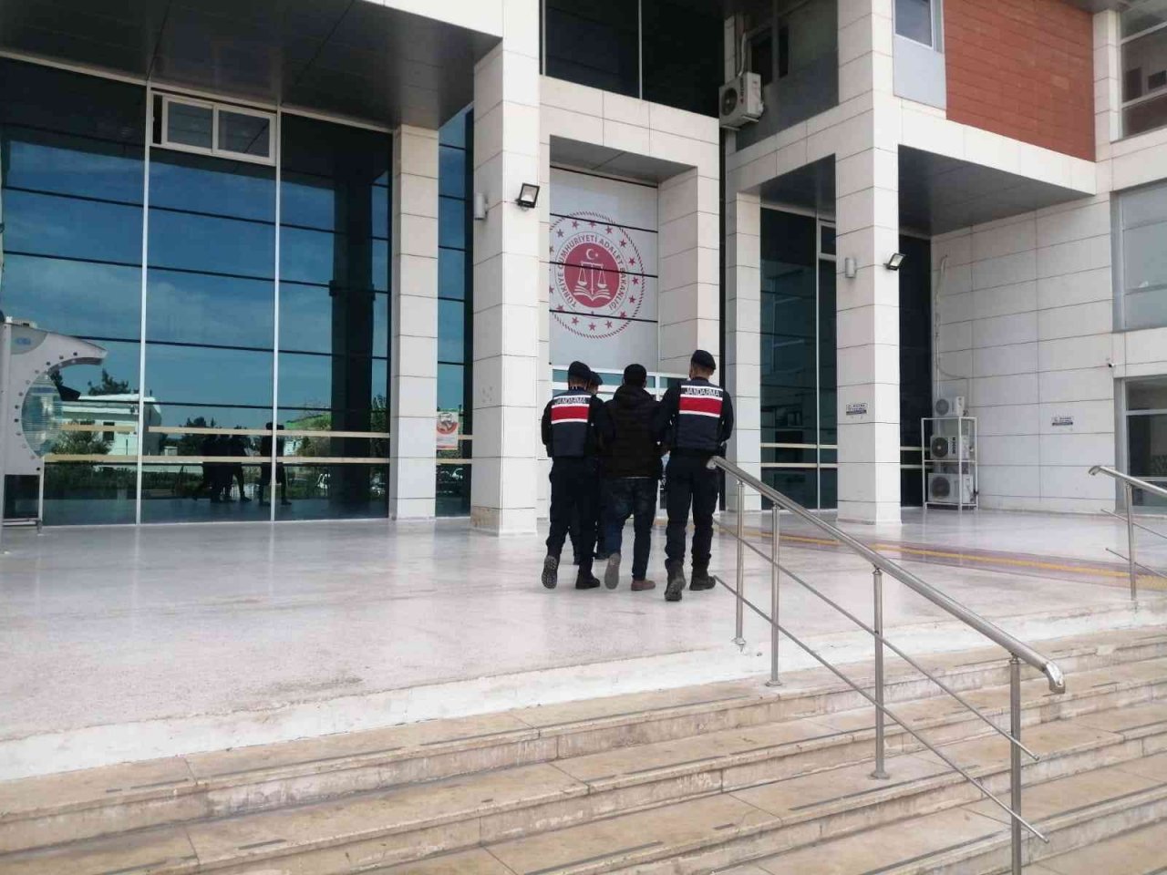 Jandarma, çeşitli suçlardan aranan 7 şahsı yakaladı